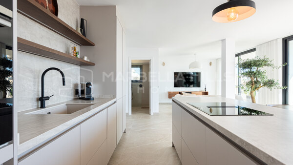 Penthouse entièrement rénové avec vue sur la mer au centre de Marbella
