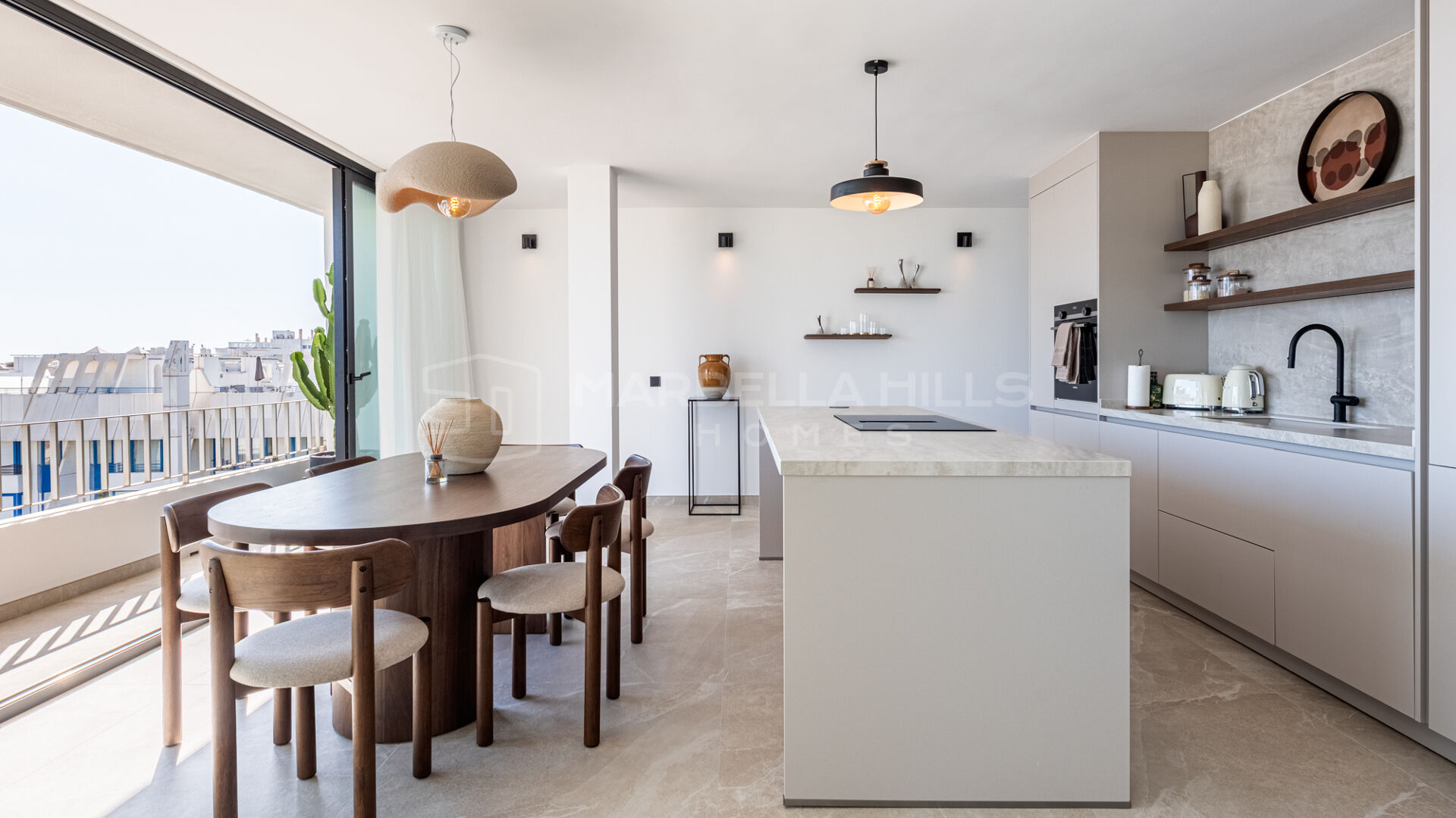 Penthouse entièrement rénové avec vue sur la mer au centre de Marbella
