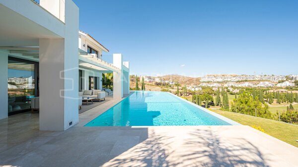 Luxusvilla in erster Reihe am Golfplatz in Los Flamingos, Benahavís – mit Panoramablick auf das Meer