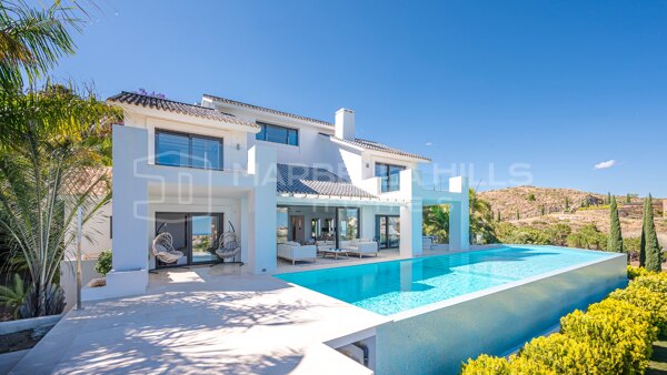 Luxusvilla in erster Reihe am Golfplatz in Los Flamingos, Benahavís – mit Panoramablick auf das Meer