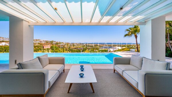 Luxusvilla in erster Reihe am Golfplatz in Los Flamingos, Benahavís – mit Panoramablick auf das Meer