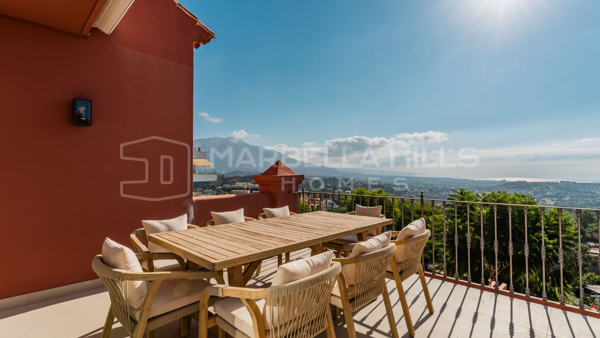 Duplex-Penthouse zum Verkauf in Monte Halcones, Benahavís mit Panoramablick auf das Meer