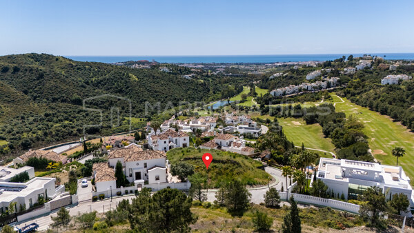 Letztes Grundstück mit Panoramameerblick und Luxusvillenprojekt in Lomas de La Quinta, Benahavís