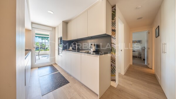 Apartamento de lujo totalmente reformado con amplia terraza en Lorcrimar, Nueva Andalucía