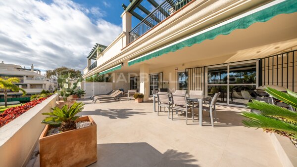 Apartamento de lujo totalmente reformado con amplia terraza en Lorcrimar, Nueva Andalucía