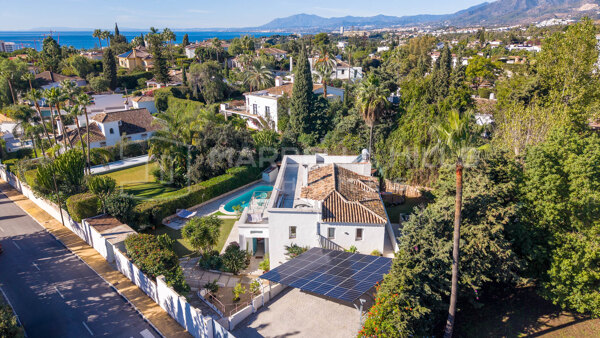 Villa familiar renovada con licencia turística, piscina privada y gran parcela en El Rosario, Marbella Este