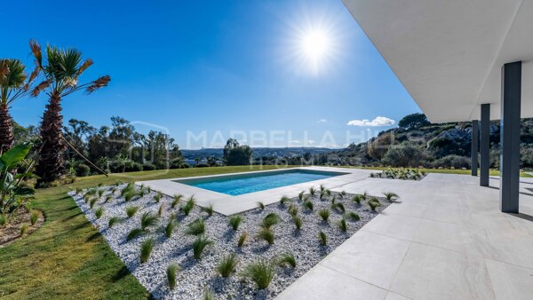Villa contemporaine de luxe avec vues mer et montagne à vendre à La Reserva, Sotogrande