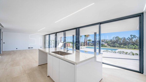 Villa contemporaine de luxe avec vues mer et montagne à vendre à La Reserva, Sotogrande