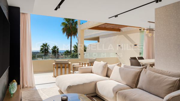 Renoviertes 3-Schlafzimmer-Apartment mit Panoramablick zum Verkauf in Palacetes Los Belvederes, Nueva Andalucía