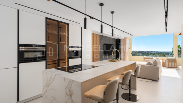 Renoviertes 3-Schlafzimmer-Apartment mit Panoramablick zum Verkauf in Palacetes Los Belvederes, Nueva Andalucía