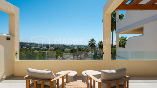 Renoviertes 3-Schlafzimmer-Apartment mit Panoramablick zum Verkauf in Palacetes Los Belvederes, Nueva Andalucía