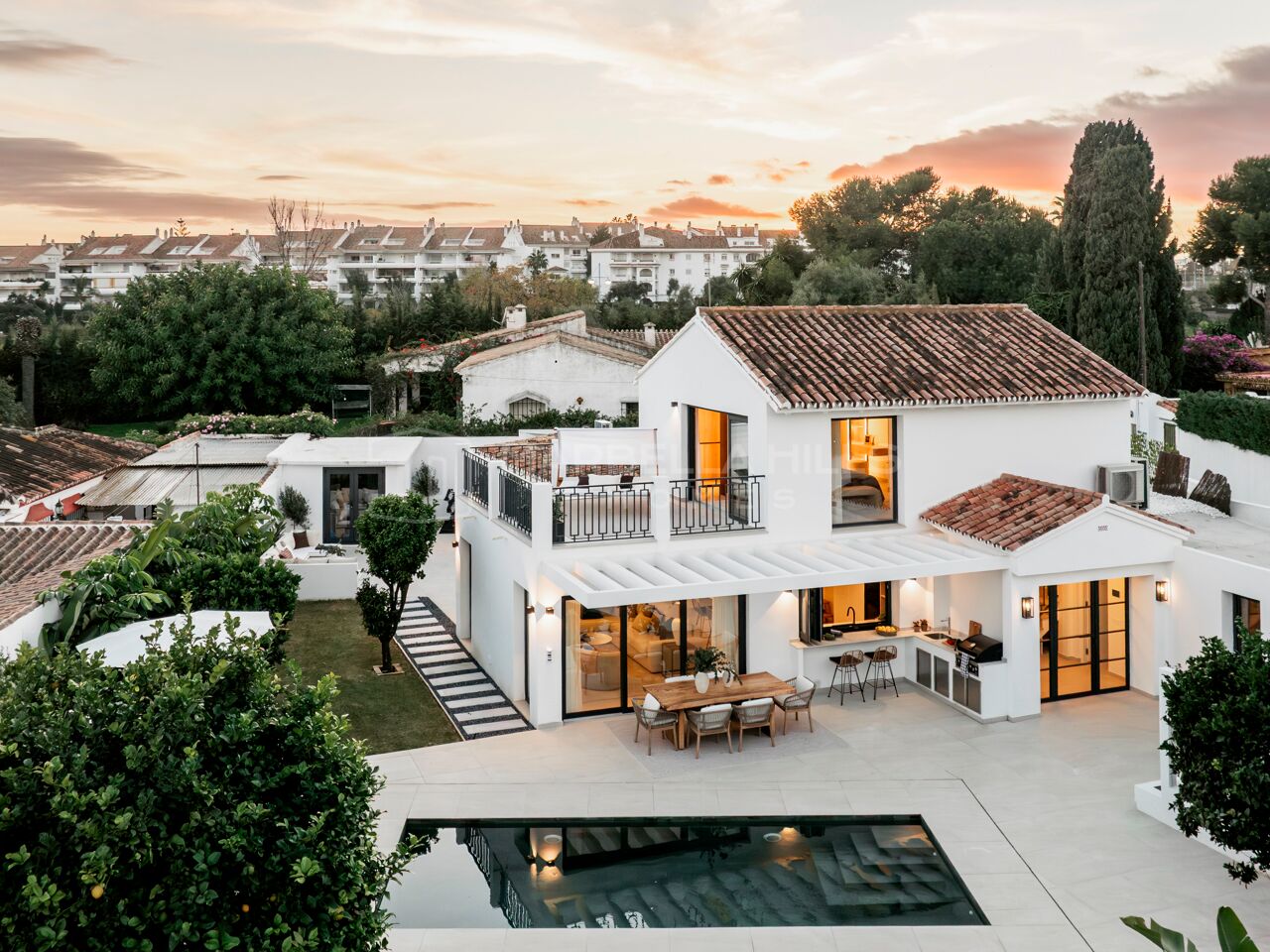 Villa de Cinq Chambres Entièrement Rénovée à Vendre près de la Plage à San Pedro de Alcántara