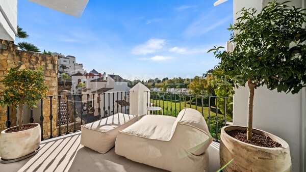 Luxuriös Renoviertes Duplex mit Golfblick und Touristenlizenz zum Verkauf in Eagles Village, La Quinta – Benahavís