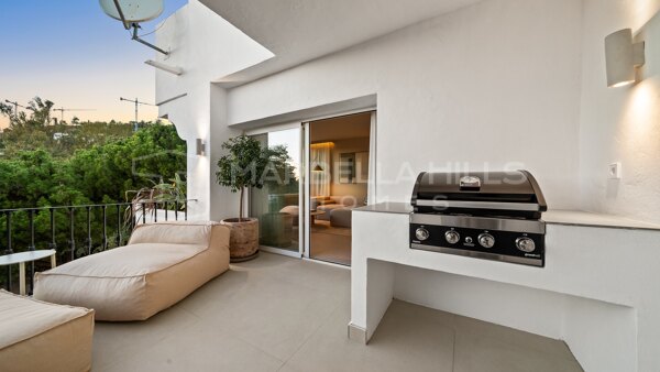 Luxuriös Renoviertes Duplex mit Golfblick und Touristenlizenz zum Verkauf in Eagles Village, La Quinta – Benahavís