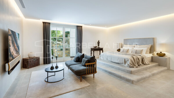 Mansión Contemporánea de Estilo Andaluz con Vistas Panorámicas al Mar en Marbella Club Golf Resort