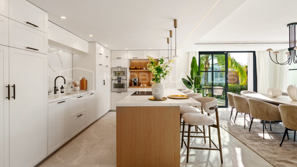 Moderne mediterrane Luxusvilla in La Quinta Benahavís zu verkaufen mit Meerblick