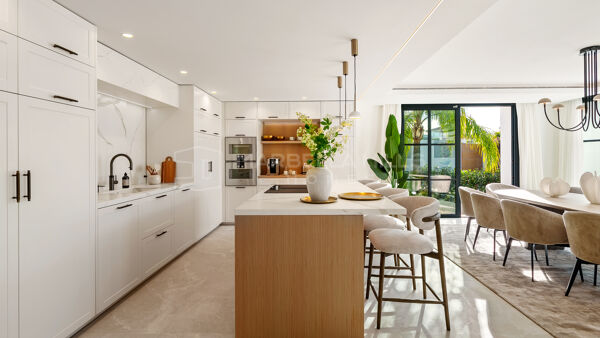 Moderne mediterrane Luxusvilla in La Quinta Benahavís zu verkaufen mit Meerblick