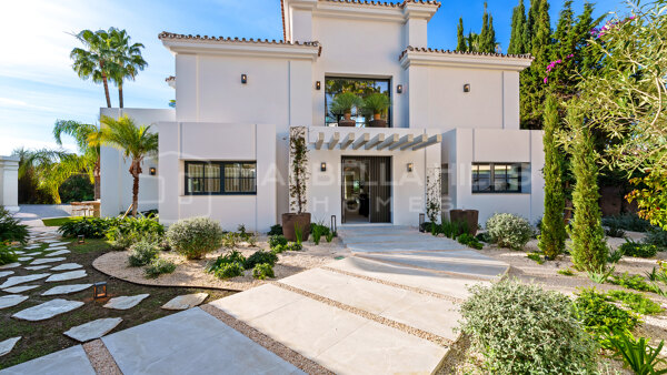 Moderne mediterrane Luxusvilla in La Quinta Benahavís zu verkaufen mit Meerblick