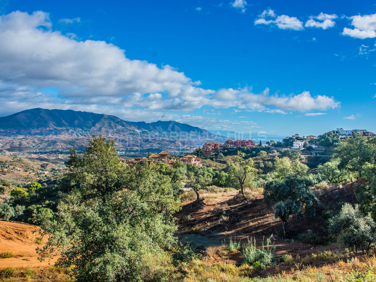 Grundstück mit Meerblick in La Mairena mit Genehmigtem Projekt für Sofortigen Baubeginn