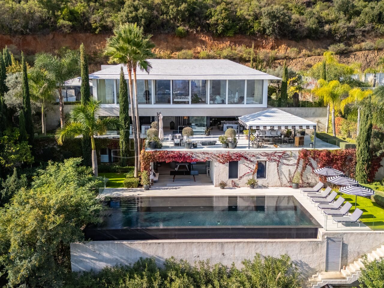 Villa de Lujo con Vistas Panorámicas al Mar y la Montaña en La Mairena, Ojén