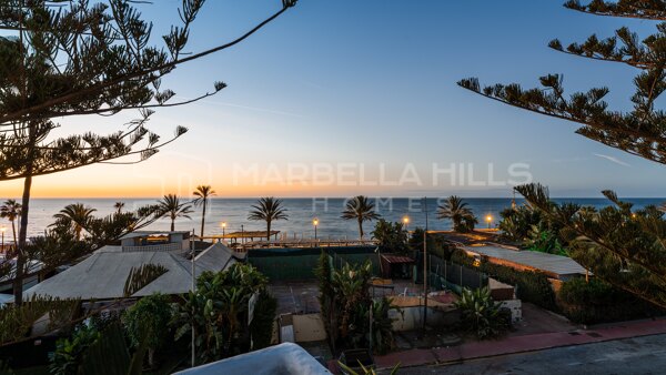 Renoviertes Drei-Schlafzimmer-Duplex-Penthouse mit Meerblick in Castiglione, San Pedro