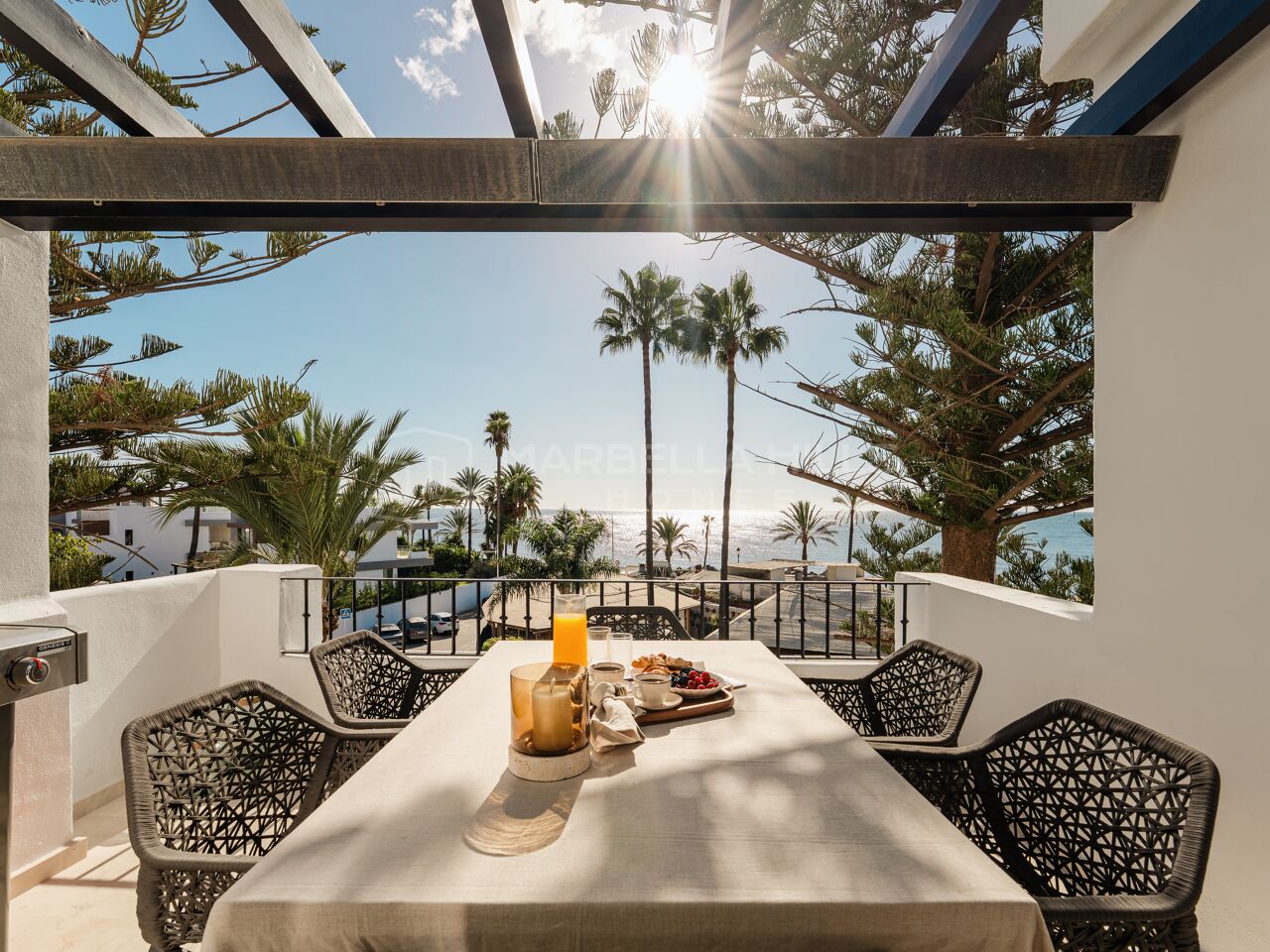 Renoviertes Drei-Schlafzimmer-Duplex-Penthouse mit Meerblick in Castiglione, San Pedro