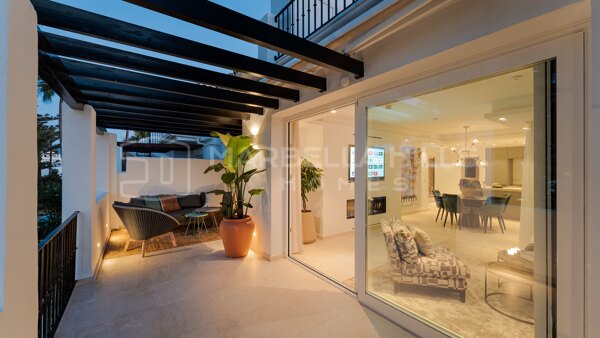 Renoviertes Drei-Schlafzimmer-Duplex-Penthouse mit Meerblick in Castiglione, San Pedro