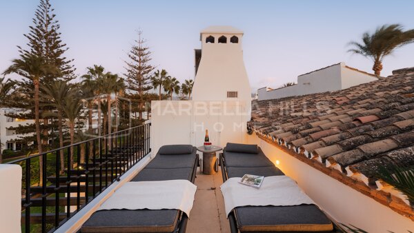 Renoviertes Drei-Schlafzimmer-Duplex-Penthouse mit Meerblick in Castiglione, San Pedro