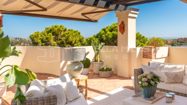 Élégant Penthouse Duplex avec Terrasses Panoramiques à Los Capanes del Golf, Benahavís