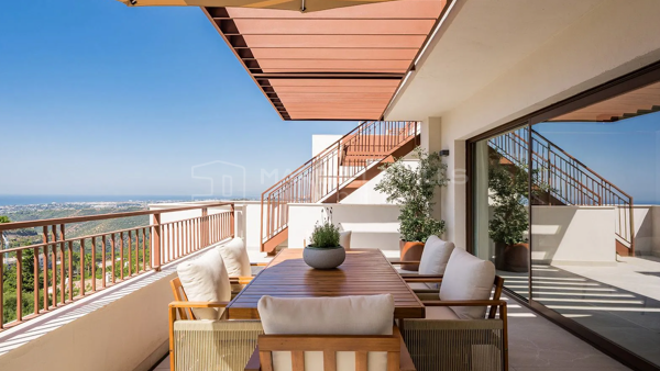 Ático dúplex de diseño con vistas panorámicas al mar en Istán, a solo 5 minutos de la Milla de Oro de Marbella