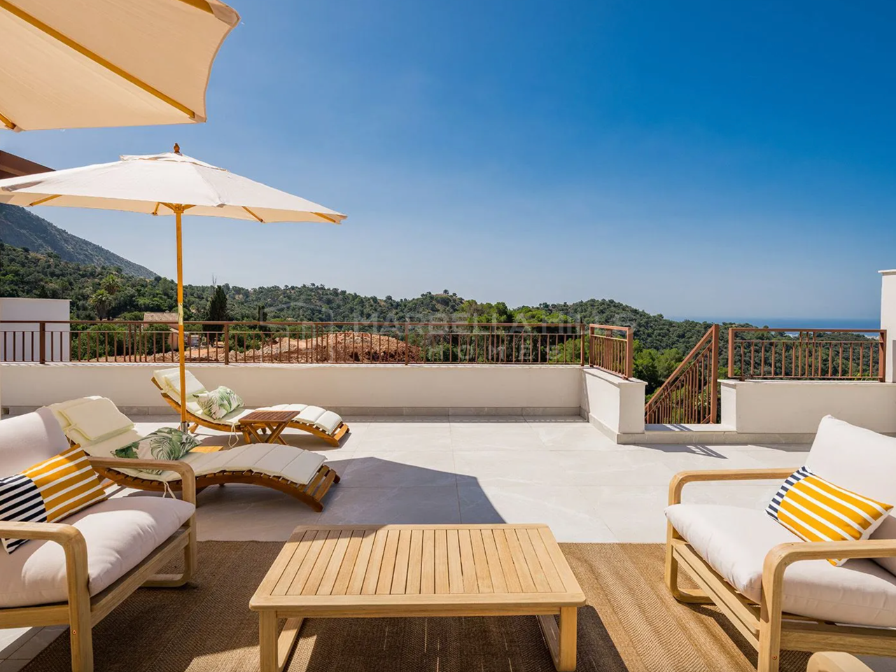 Penthouse duplex contemporain avec vues panoramiques sur la mer à Istán, à 5 minutes du Golden Mile de Marbella