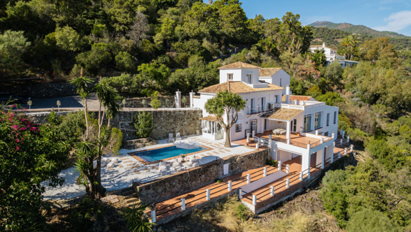 Elegant Andalusian Villa with Panoramic Sea and Mountain Views in El Madroñal, Benahavís
