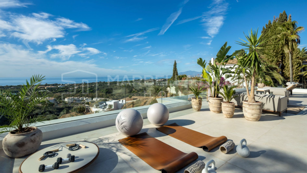 Villa de lujo con vistas al mar en venta en Elviria Marbella Este – Residencia contemporánea de diseño cerca de las playas de Marbella