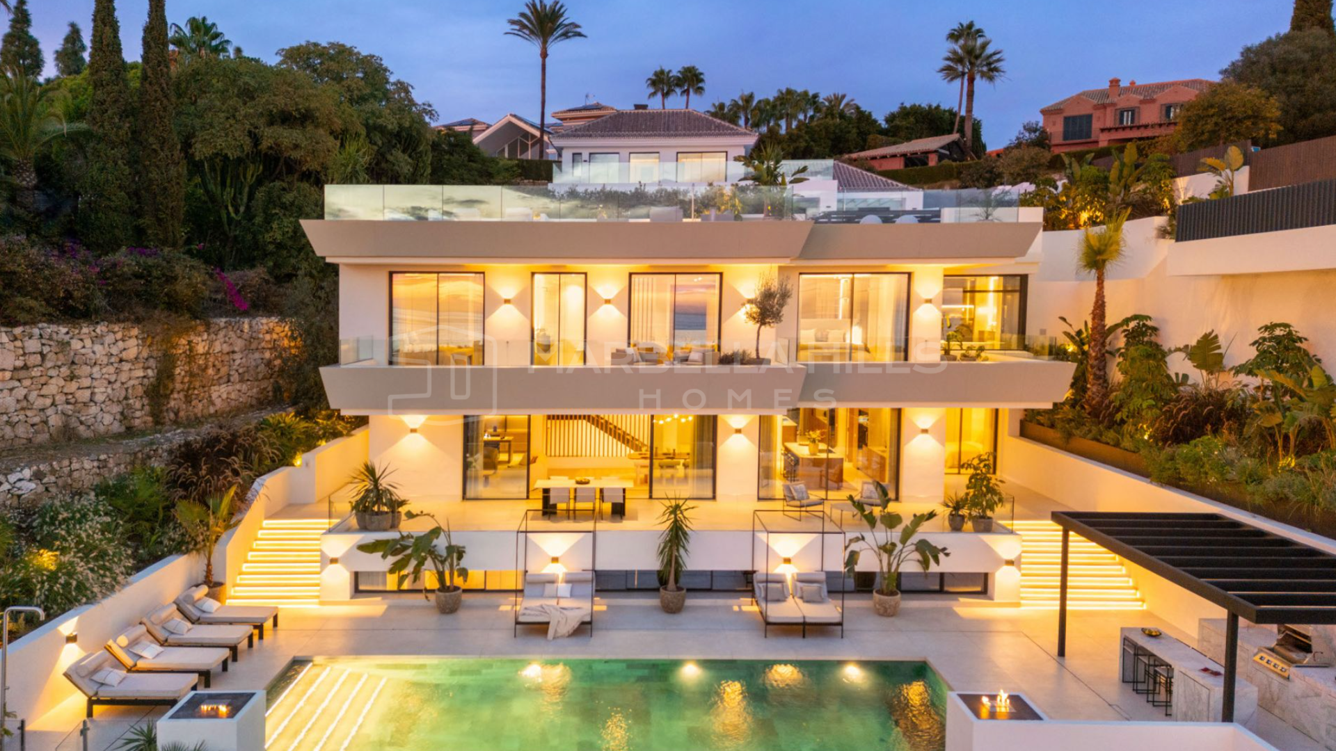 Luxusvilla mit Meerblick zum Verkauf in Elviria Marbella Ost – Moderne Designer-Residenz nahe den Stränden von Marbella