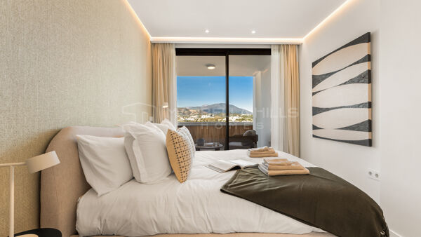 Ático reformado de dos dormitorios con vistas al mar y a La Concha en Jardines de Andalucía, Nueva Andalucía