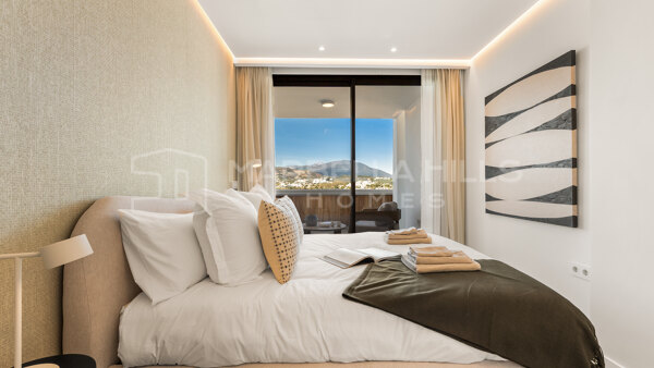 Penthouse rénové de deux chambres avec vue mer et La Concha à Jardines de Andalucía, Nueva Andalucía