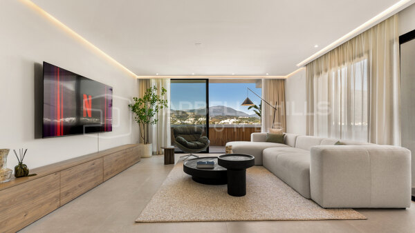 Penthouse rénové de deux chambres avec vue mer et La Concha à Jardines de Andalucía, Nueva Andalucía
