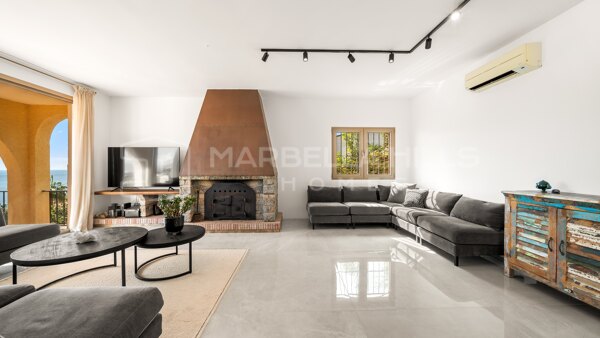 Contemporary Andalusian Villa with Panoramic Sea Views in Buenas Noches, Estepona