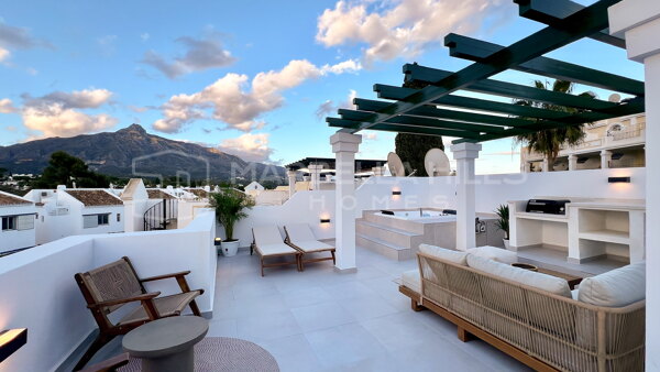 Ático Dúplex Reformado de 3 Dormitorios con Solárium y Vistas a la Montaña en Aloha Gardens, Nueva Andalucía