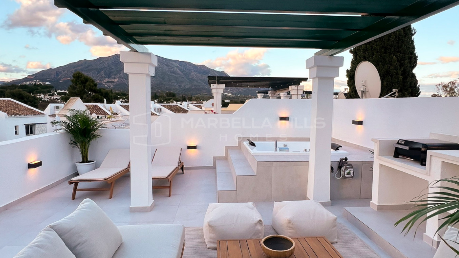 Ático Dúplex Reformado de 3 Dormitorios con Solárium y Vistas a la Montaña en Aloha Gardens, Nueva Andalucía