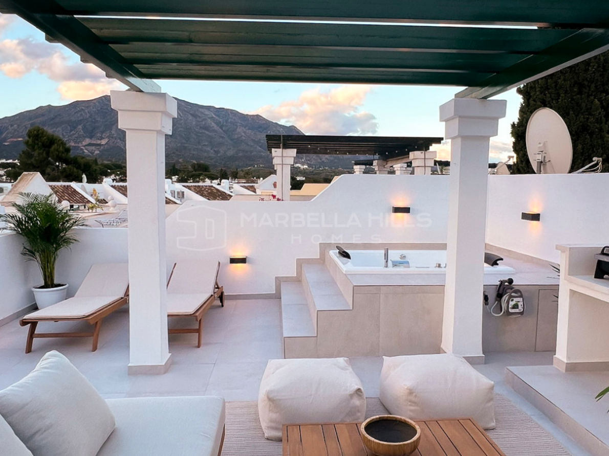 Renoviertes 3-Schlafzimmer-Duplex-Penthouse mit Solarium und Bergblick in Aloha Gardens, Nueva Andalucía