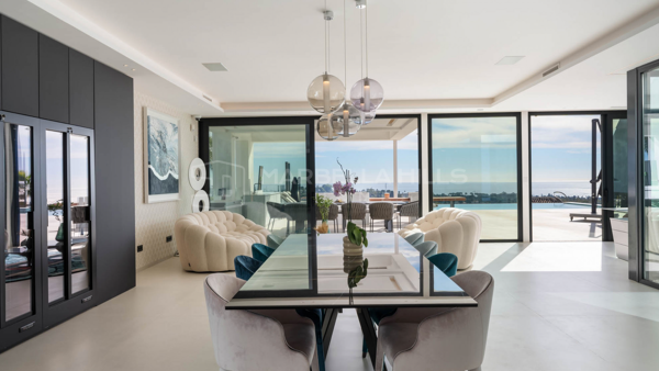 Residencia Contemporánea con Vistas Panorámicas al Mar, Golf y Gibraltar en Paraiso Alto, Benahavís