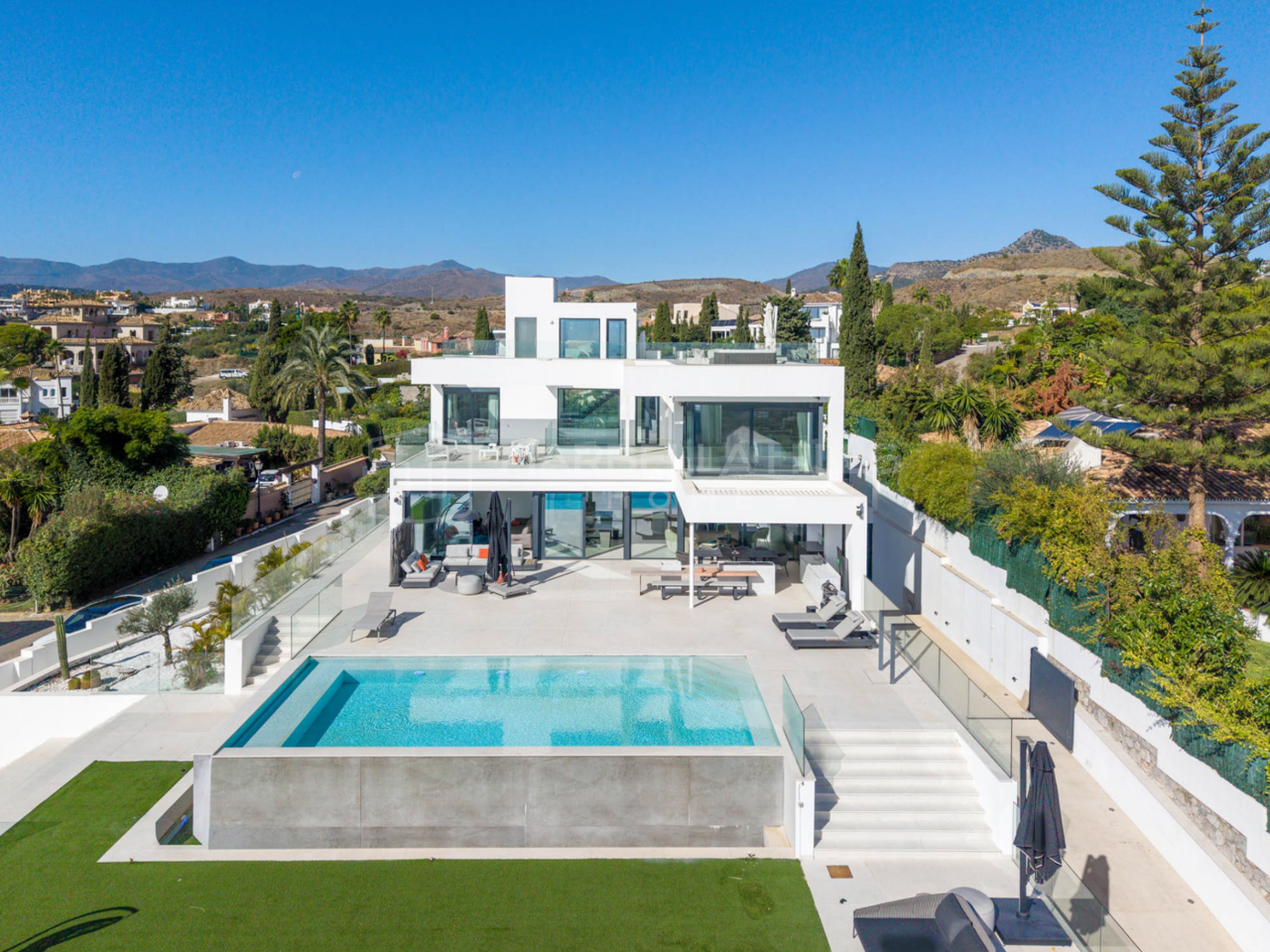 Résidence Contemporaine avec Vues Panoramiques sur la Mer, le Golf et la Montagne à Paraiso Alto, Benahavís