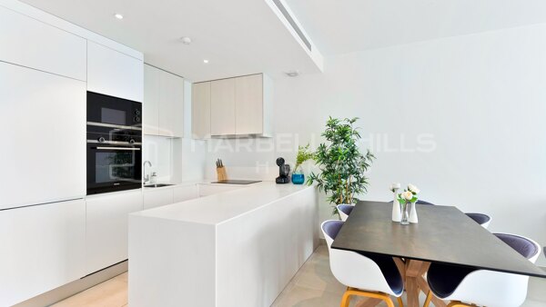Modernes 2-Schlafzimmer-Apartment in Cortijo del Golf, Estepona Ost
