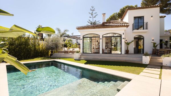 Villa reformada de 4 dormitorios con piscina climatizada en Marbella Country Club