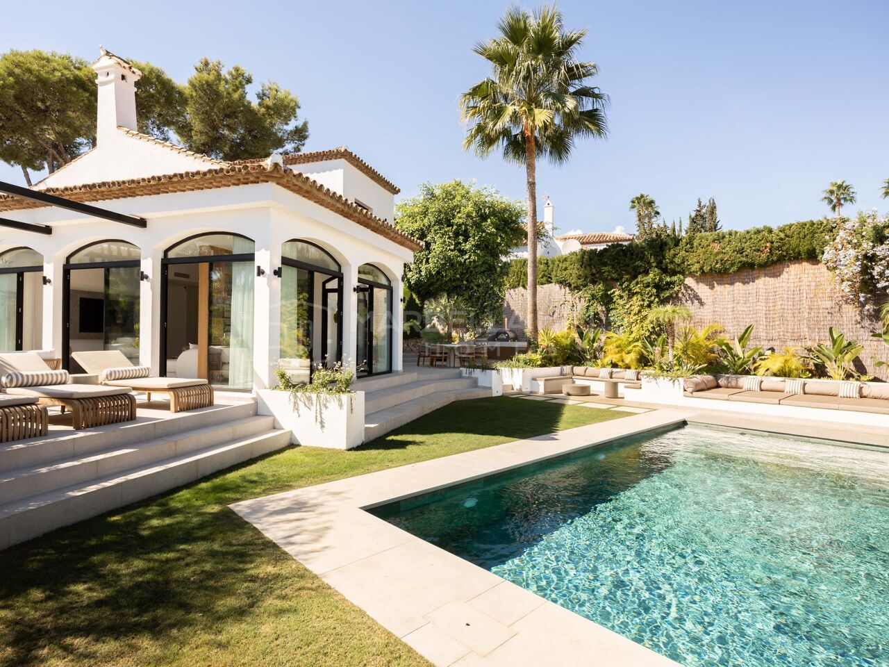 Villa reformada de 4 dormitorios con piscina climatizada en Marbella Country Club