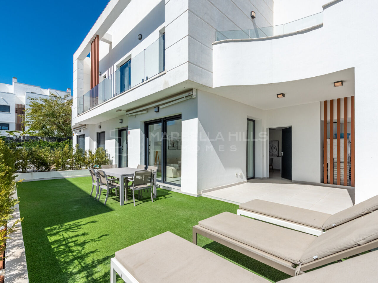 Modernes Haus mit vier Schlafzimmern und Dach-Jacuzzi in Los Miradores del Sol, Estepona Ost