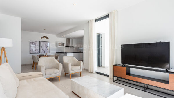 Modernes Haus mit vier Schlafzimmern und Dach-Jacuzzi in Los Miradores del Sol, Estepona Ost