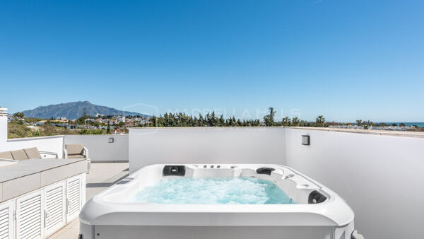 Modernes Haus mit vier Schlafzimmern und Dach-Jacuzzi in Los Miradores del Sol, Estepona Ost