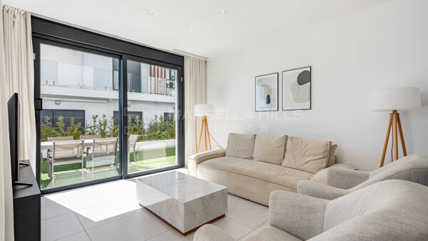 Modernes Haus mit vier Schlafzimmern und Dach-Jacuzzi in Los Miradores del Sol, Estepona Ost